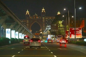 Skati Dubaijas satiksmi, tiltus, rūpnīcas un ceļa zīmes 40