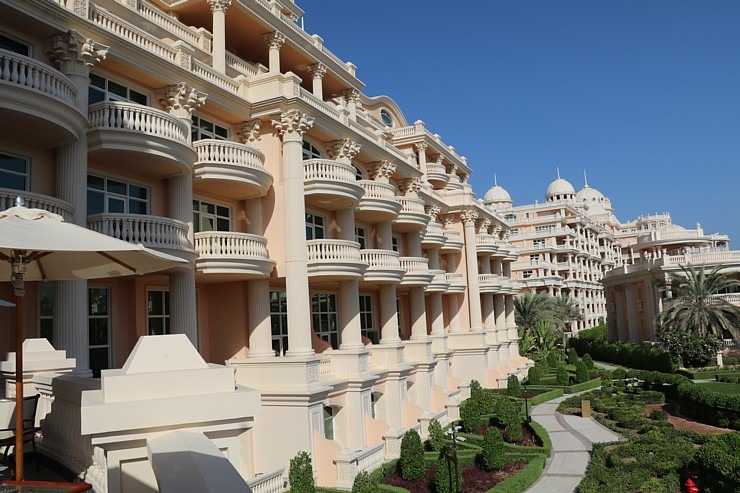 Iepazīstam Dubaijas luksus viesnīcas «Raffles The Palm Dubai» krāšņo un bagātīgo vestibilu 312325