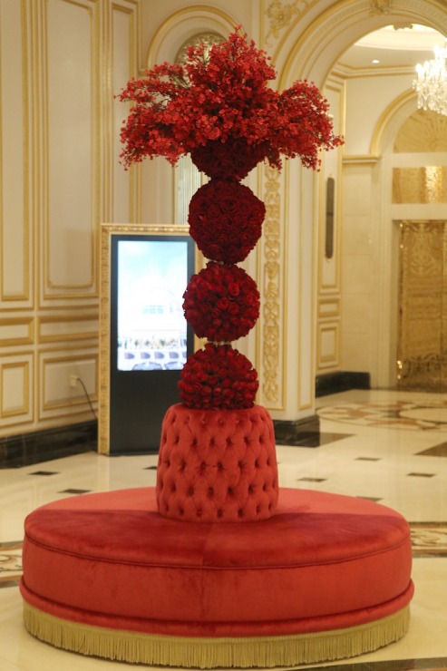 Iepazīstam Dubaijas luksus viesnīcas «Raffles The Palm Dubai» krāšņo un bagātīgo vestibilu 312340