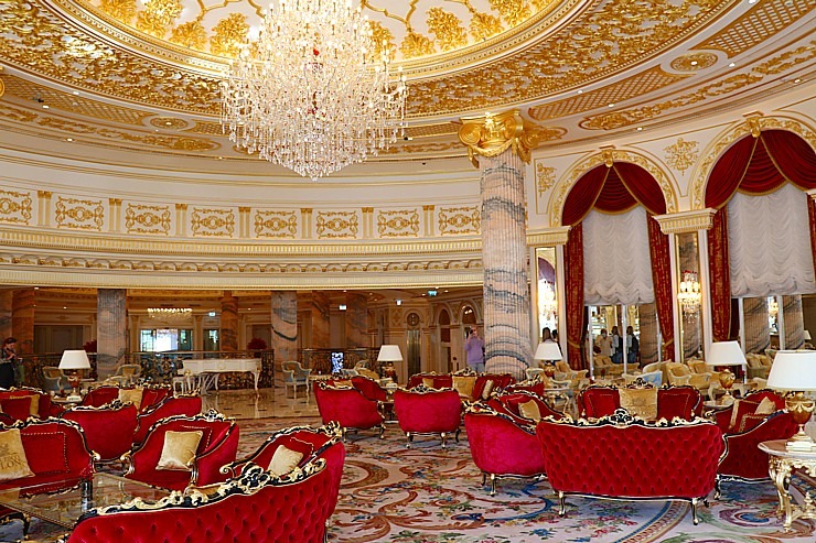 Iepazīstam Dubaijas luksus viesnīcas «Raffles The Palm Dubai» krāšņo un bagātīgo vestibilu 312343