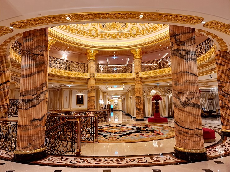 Iepazīstam Dubaijas luksus viesnīcas «Raffles The Palm Dubai» krāšņo un bagātīgo vestibilu 312326