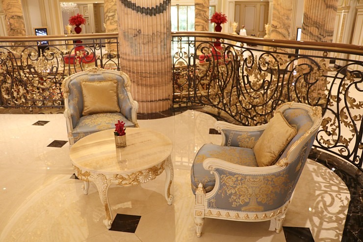 Iepazīstam Dubaijas luksus viesnīcas «Raffles The Palm Dubai» krāšņo un bagātīgo vestibilu 312348