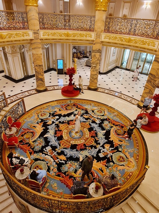 Iepazīstam Dubaijas luksus viesnīcas «Raffles The Palm Dubai» krāšņo un bagātīgo vestibilu 312327