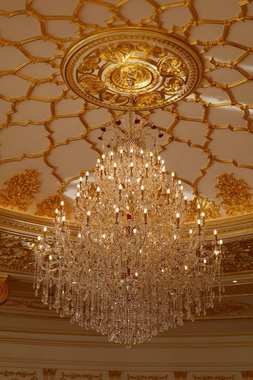 Iepazīstam Dubaijas luksus viesnīcas «Raffles The Palm Dubai» krāšņo un bagātīgo vestibilu 312333