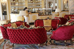 Iepazīstam Dubaijas luksus viesnīcas «Raffles The Palm Dubai» krāšņo un bagātīgo vestibilu 21