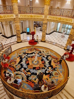 Iepazīstam Dubaijas luksus viesnīcas «Raffles The Palm Dubai» krāšņo un bagātīgo vestibilu 3