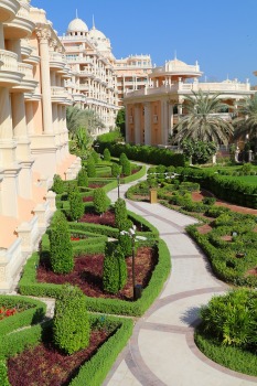 Iepazīstam Dubaijas luksus viesnīcas «Raffles The Palm Dubai» krāšņo un bagātīgo vestibilu 30