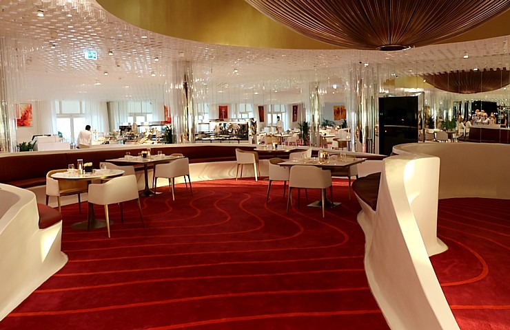 Iepazīstam Dubaijas luksus viesnīcas «Raffles The Palm Dubai» terases restorānu 312355