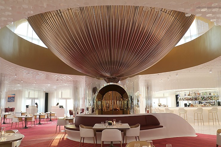 Iepazīstam Dubaijas luksus viesnīcas «Raffles The Palm Dubai» terases restorānu 312356