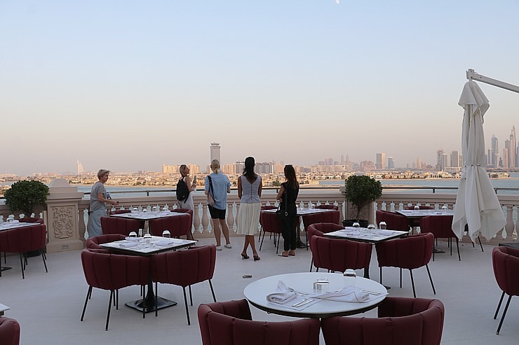 Iepazīstam Dubaijas luksus viesnīcas «Raffles The Palm Dubai» terases restorānu 312376