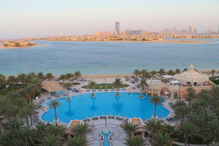 Iepazīstam Dubaijas luksus viesnīcas «Raffles The Palm Dubai» terases restorānu 312378