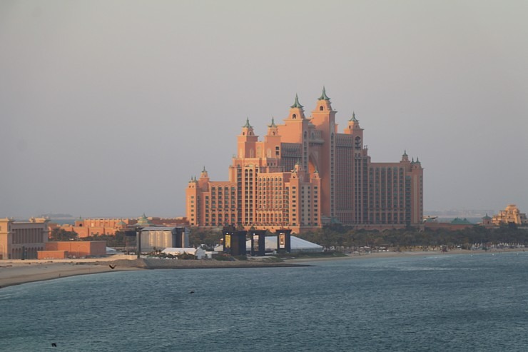 Iepazīstam Dubaijas luksus viesnīcas «Raffles The Palm Dubai» terases restorānu 312380