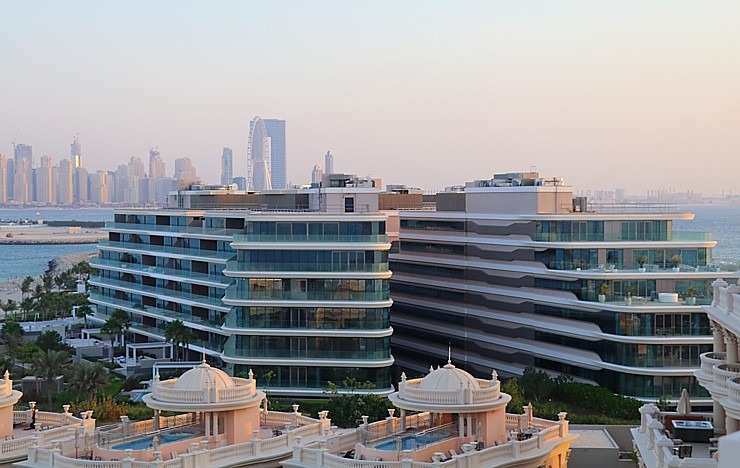 Iepazīstam Dubaijas luksus viesnīcas «Raffles The Palm Dubai» terases restorānu 312382