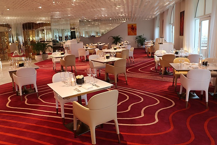 Iepazīstam Dubaijas luksus viesnīcas «Raffles The Palm Dubai» terases restorānu 312357