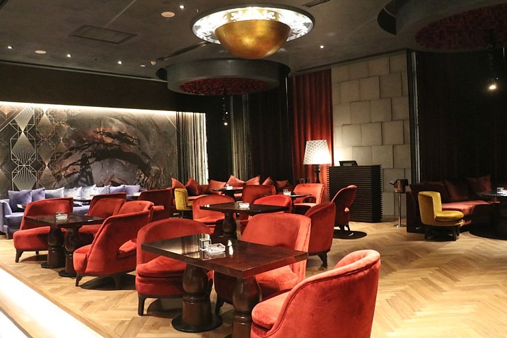 Iepazīstam Dubaijas luksus viesnīcas «Raffles The Palm Dubai» terases restorānu 312389