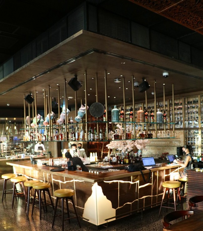 Iepazīstam Dubaijas luksus viesnīcas «Raffles The Palm Dubai» terases restorānu 312391