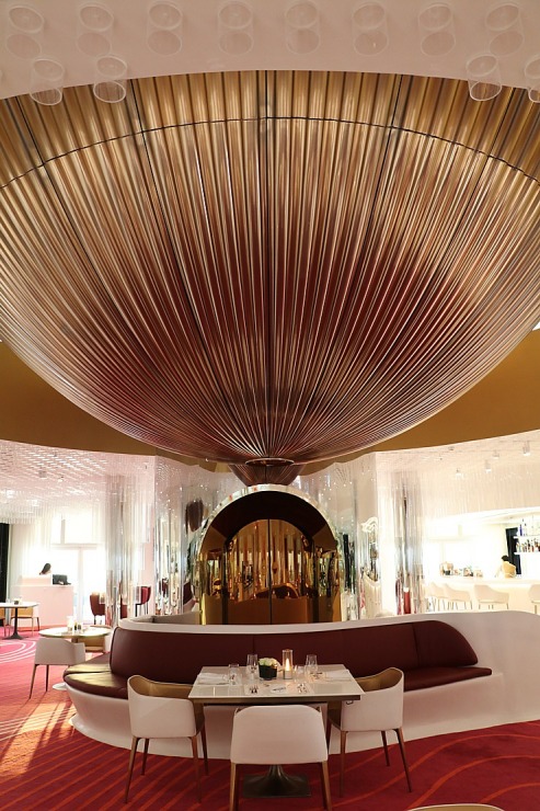 Iepazīstam Dubaijas luksus viesnīcas «Raffles The Palm Dubai» terases restorānu 312361