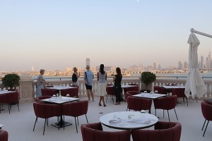Iepazīstam Dubaijas luksus viesnīcas «Raffles The Palm Dubai» terases restorānu 22