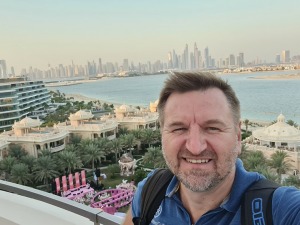 Iepazīstam Dubaijas luksus viesnīcas «Raffles The Palm Dubai» terases restorānu 23