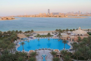 Iepazīstam Dubaijas luksus viesnīcas «Raffles The Palm Dubai» terases restorānu 24