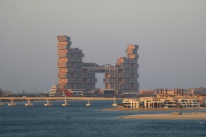 Iepazīstam Dubaijas luksus viesnīcas «Raffles The Palm Dubai» terases restorānu 25