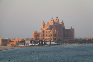 Iepazīstam Dubaijas luksus viesnīcas «Raffles The Palm Dubai» terases restorānu 26