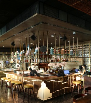 Iepazīstam Dubaijas luksus viesnīcas «Raffles The Palm Dubai» terases restorānu 37