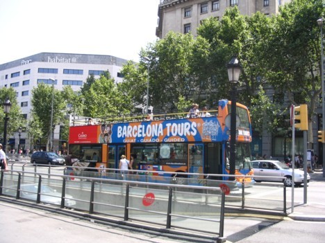 Barselona ir liela pilsēta, tāpēc iesakām to apceļot ar tūristu autobusu 16726