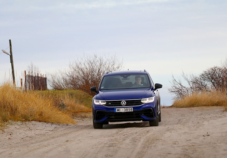 Travelnews.lv ar jaudīgu «VW Tiguan R» apceļo Kurzemi gar Rīgas jūras līci 312536