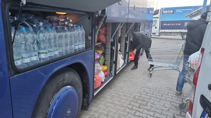 Tūrisma firma «Ap sauli» un auto noma «Sixt Latvija» nogādā palīdzību Ukrainai 314411