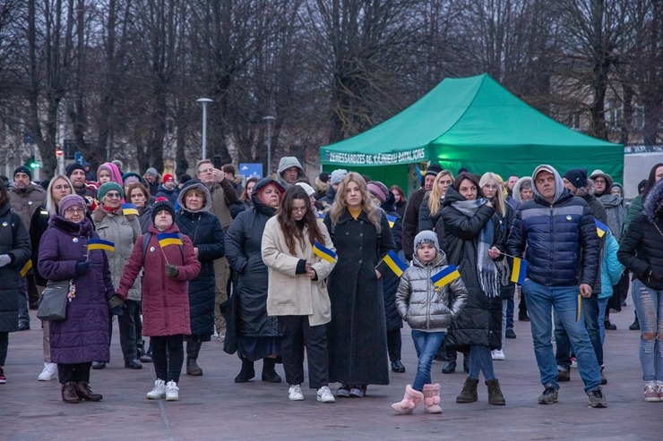 Ventspils Lielajā laukumā norisinās atbalsta mītiņš Ukrainai. Foto: Oskars Jūra 314578
