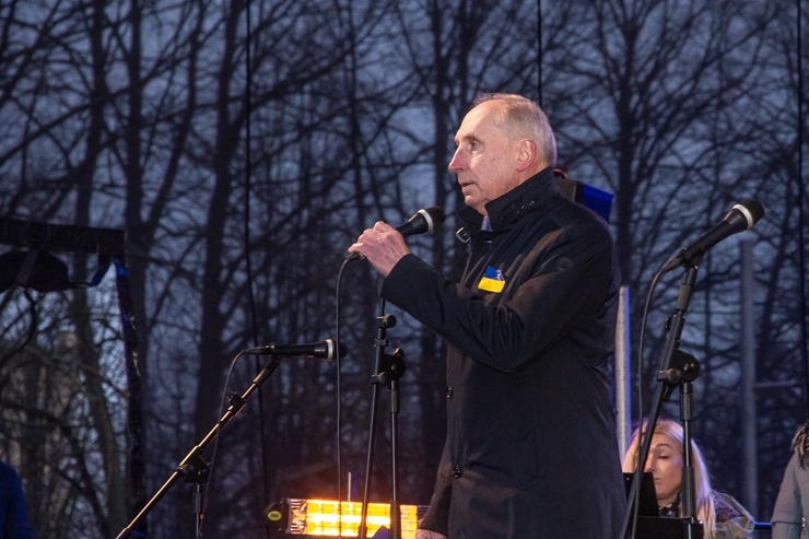 Ventspils Lielajā laukumā norisinās atbalsta mītiņš Ukrainai. Foto: Oskars Jūra 314581
