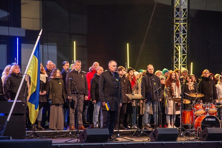 Ventspils Lielajā laukumā norisinās atbalsta mītiņš Ukrainai. Foto: Oskars Jūra 314582