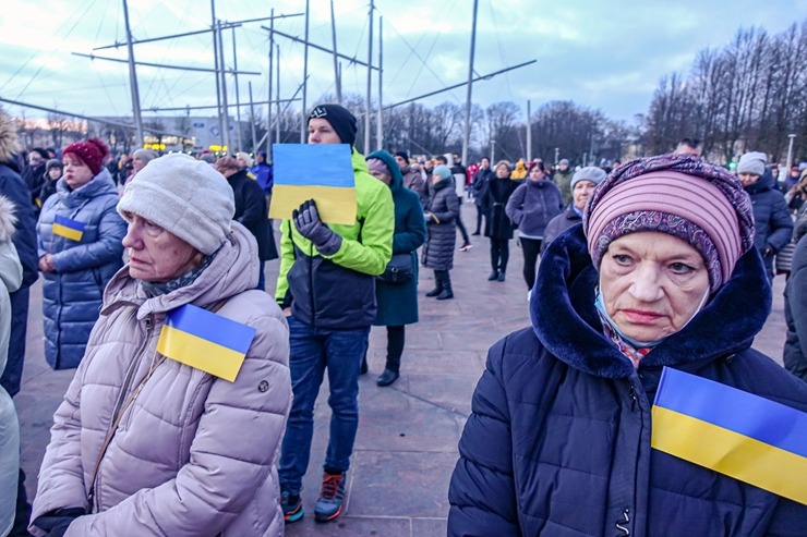 Ventspils Lielajā laukumā norisinās atbalsta mītiņš Ukrainai. Foto: Oskars Jūra 314586