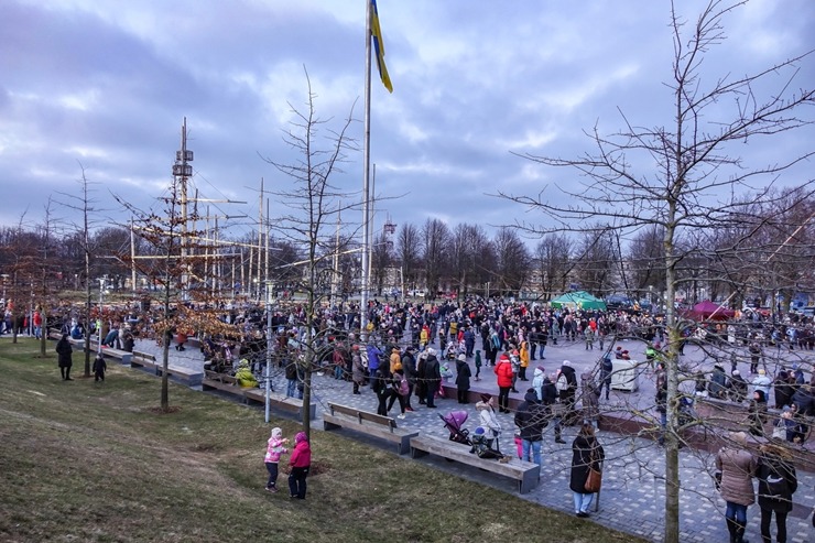 Ventspils Lielajā laukumā norisinās atbalsta mītiņš Ukrainai. Foto: Oskars Jūra 314569