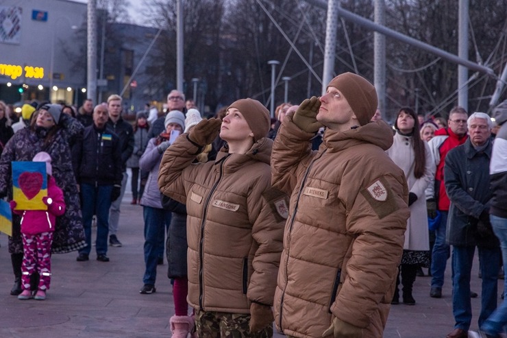 Ventspils Lielajā laukumā norisinās atbalsta mītiņš Ukrainai. Foto: Oskars Jūra 314588