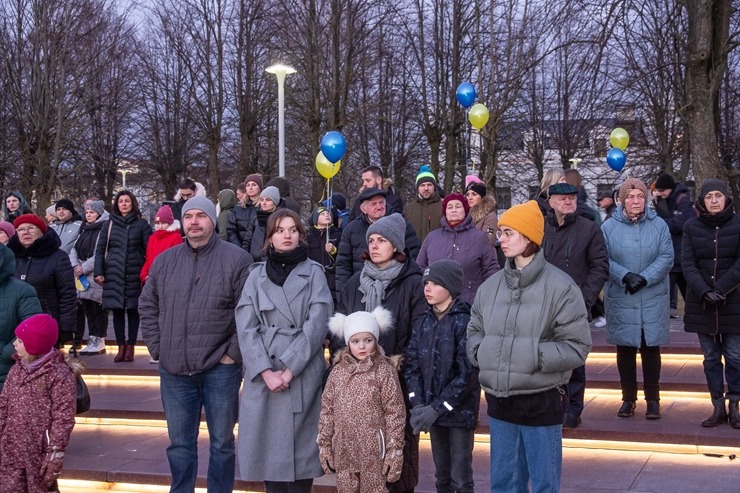 Ventspils Lielajā laukumā norisinās atbalsta mītiņš Ukrainai. Foto: Oskars Jūra 314593