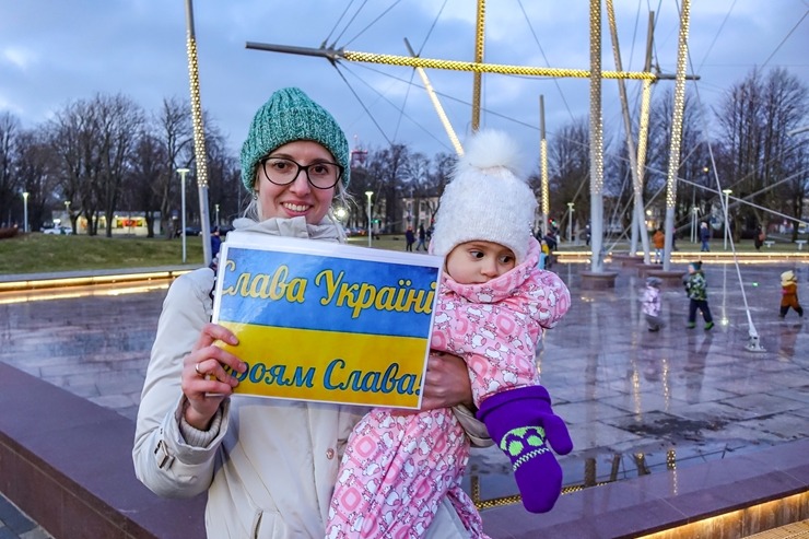 Ventspils Lielajā laukumā norisinās atbalsta mītiņš Ukrainai. Foto: Oskars Jūra 314594