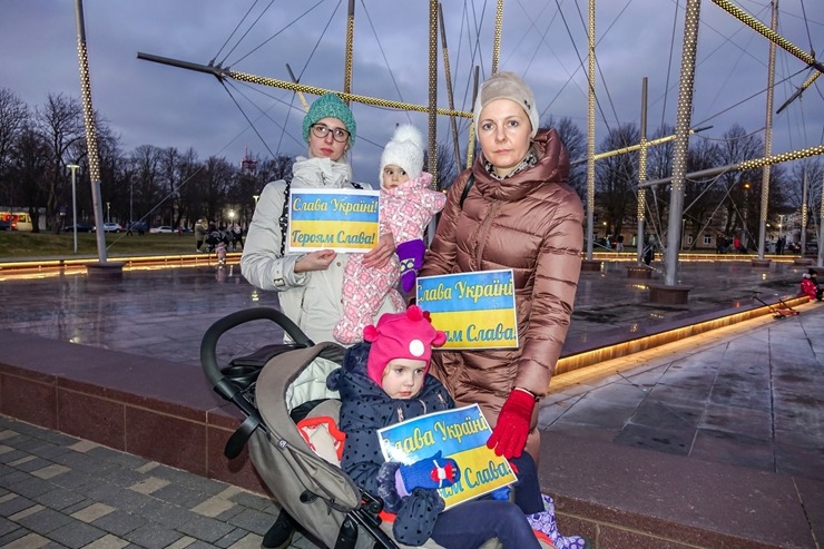 Ventspils Lielajā laukumā norisinās atbalsta mītiņš Ukrainai. Foto: Oskars Jūra 314595