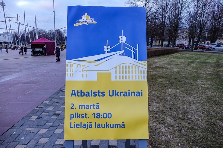 Ventspils Lielajā laukumā norisinās atbalsta mītiņš Ukrainai. Foto: Oskars Jūra 314570