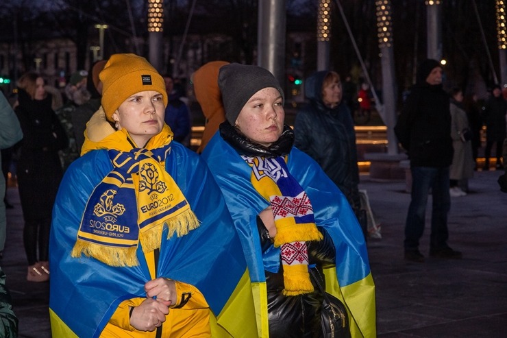 Ventspils Lielajā laukumā norisinās atbalsta mītiņš Ukrainai. Foto: Oskars Jūra 314600