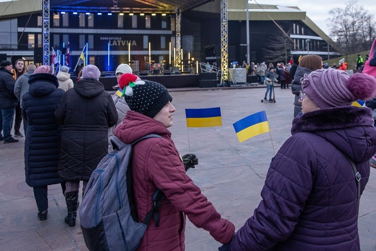 Ventspils Lielajā laukumā norisinās atbalsta mītiņš Ukrainai. Foto: Oskars Jūra 314575