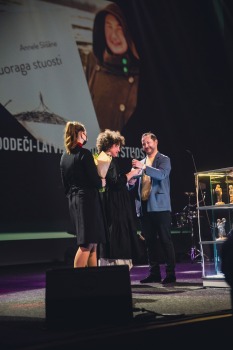 Latgaliešu kultūras gada balva «Boņuks 2021» tiek pasniegta Latgales vēstniecībā «GORS». Foto: Dagnija Bernāne 7