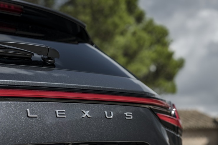 Jaunais vidēja izmēra luksusa SUV klases spēkrats «Lexus NX» ir pieejams arī Latvijā 314955