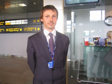 2 000 000 pasažieri sagaidīja Mārtiņš Langrāts (Lidostas Rīga sabiedrisko attiecību un reklāmas nodaļas vadītājs) 2 000 000 pasažieri sagaidīja Mārtiņš Langrāts (Lidostas Rīga sabiedrisko attiecību un reklāmas nodaļas vadītājs) 16883