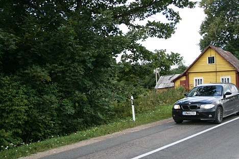 Tipiski dzeltenās lietuviešu mājas pazib gar sāniem 16917