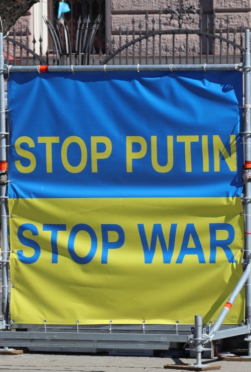 Rīgā protestē pret Krievijas karavīru seksuālo vardarbību Ukrainā 315744