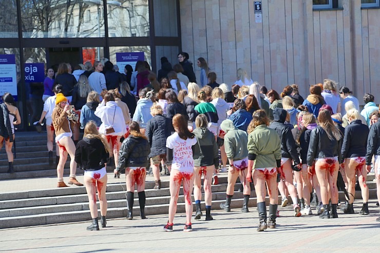 Rīgā protestē pret Krievijas karavīru seksuālo vardarbību Ukrainā 315747