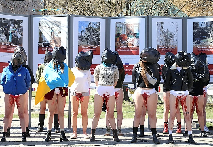 Rīgā protestē pret Krievijas karavīru seksuālo vardarbību Ukrainā 315734