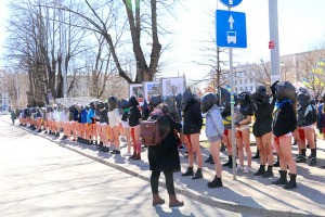 Rīgā protestē pret Krievijas karavīru seksuālo vardarbību Ukrainā 12